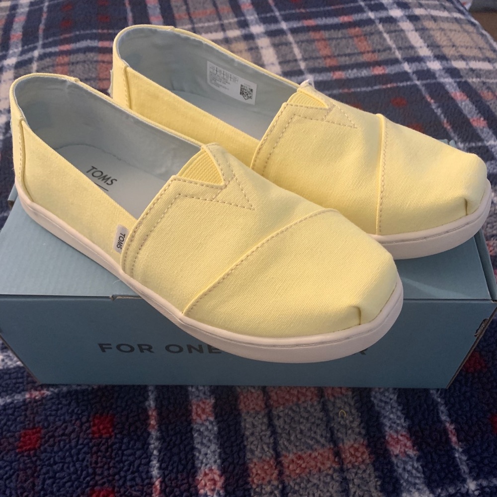 SOLD *** Light yellow TOMS (youth)